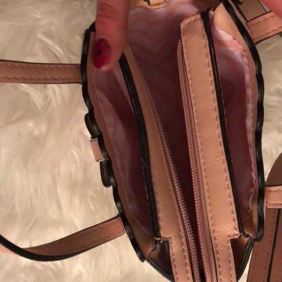 A crossbody bag - Picture 4 of 6